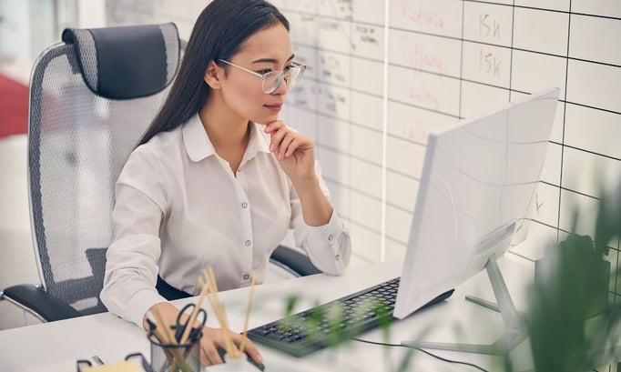 Girl working on her laptop and preparing for HubSpot migration.